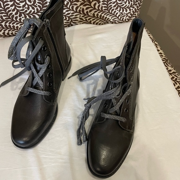 Johnston & Murphy Shoes - NWT Johnston and Murphy Boots